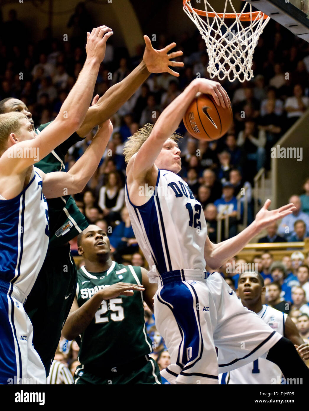 Dal 1 dicembre 2010 - Durham, North Carolina, Stati Uniti d'America - il duca diavoli blu avanti Kyle singolarizzazione (12) afferra un rimbalzo all'interno. Duke batte Michigan State 84-79 a Cameron Indoor Stadium (credito Immagine: © Mark Abbott/Southcreek globale/ZUMAPRESS.com) Foto Stock