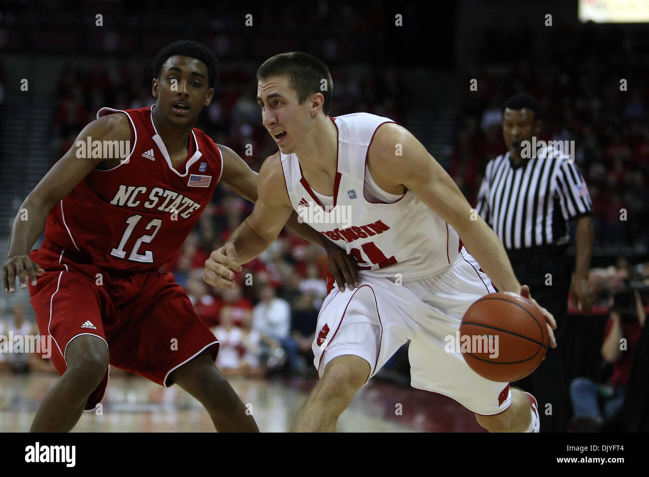 Dal 1 dicembre 2010 - Madison, Wisconsin, Stati Uniti d'America - Wisconsin guard Josh Gasser (21) essendo custodito da North Carolina State guard Ryan Harrow (12) nella prima metà di azione. In posizione ACC/grande sfida dieci Wisconsin sconfitto dello stato del Nord Carolina a 87-48 Kohl Center a Madison, Wisconsin. (Credito Immagine: © Giovanni Fisher/Southcreek globale/ZUMAPRESS.com) Foto Stock