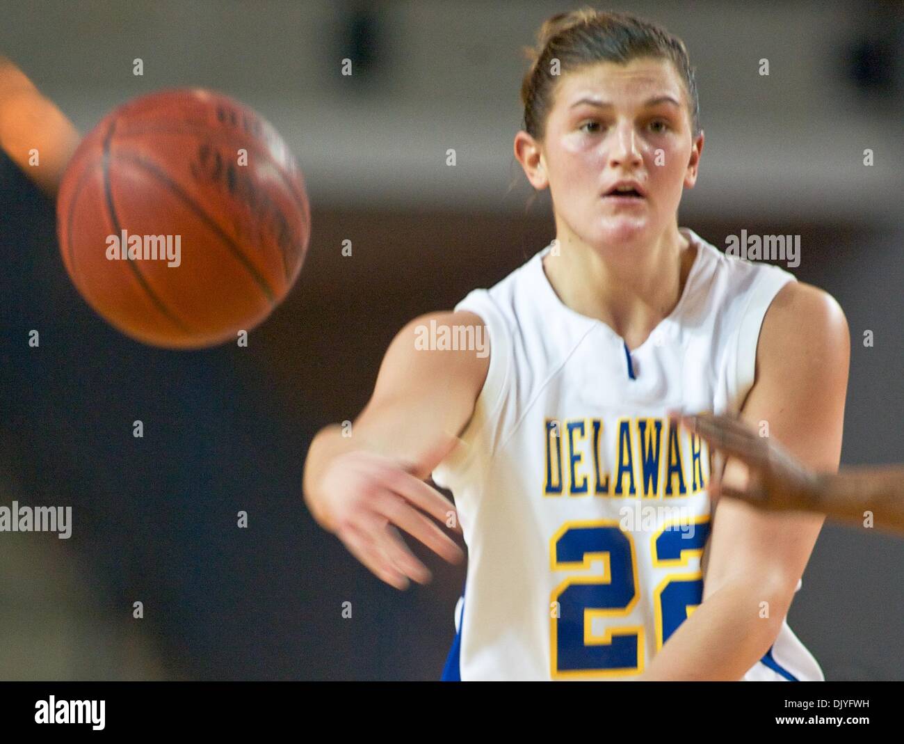 Dal 1 dicembre 2010 - Newark, Delaware, Stati Uniti d'America - Delaware Guardia del sophomore (#22) Lauren Carra durante l'azione di gioco contro di Princeton. Princeton sconfitto la signora Blue galline 68-50 al Bob Carpenter Center di Newark...La signora galline sono 5-1 e dovranno affrontare Navy avanti. (Credito Immagine: © Saquan Stimpson/Southcreek globale/ZUMAPRESS.com) Foto Stock