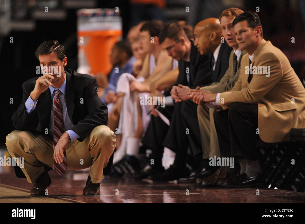1 dicembre, 2010 - Denver, Colorado, Stati Uniti d'America - Denver head coach Joe Scott contempla ciò che avrebbe potuto essere come il gioco si avvicina alla sua finale secondi. La Utah State sconfitto Denver da parte di un cliente di 61-53 in anteprima di un futuro WAC match quando Denver si unisce il WAC nel 2012, durante una partita a Magness Arena. (Credito Immagine: © Andrew Fielding/Southcreek globale/ZUMAPRESS.com) Foto Stock