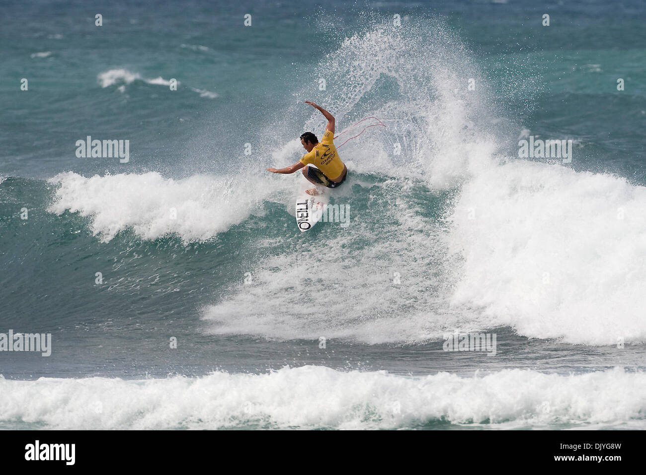 Dic 02, 2010 - Haleiwa, Hawaii, Stati Uniti d'America - JORDY SMITH (Durban, Sud Africa) (foto) posto uguale tredicesimo all'O'Neill World Cup di surf a Sunset Beach, Hawaii oggi dopo essere stato eliminato dall'evento nei quarti di finale.Smith è stata leader del calore fino a che purtroppo ha lasciato cadere in sulla stessa onda come un altro surfer nel suo calore e fu dato un interferenza con le res Foto Stock