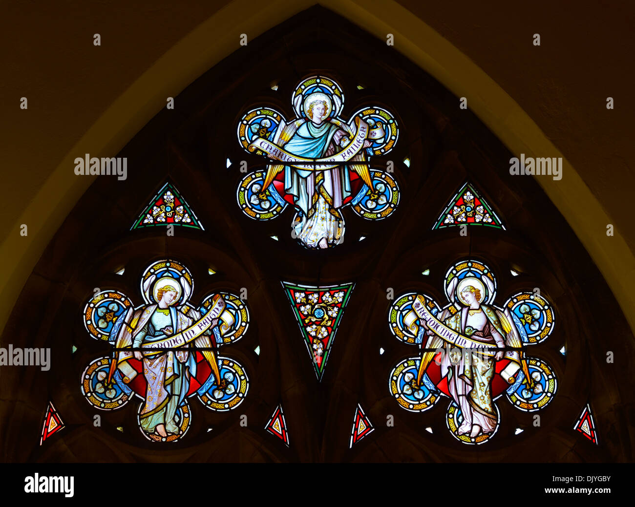 La fede, la speranza e la carità. Dettaglio del corridoio sud est finestra. Chiesa di San Paolo a Grange-over-Sands, Cumbria, England, Regno Unito Foto Stock