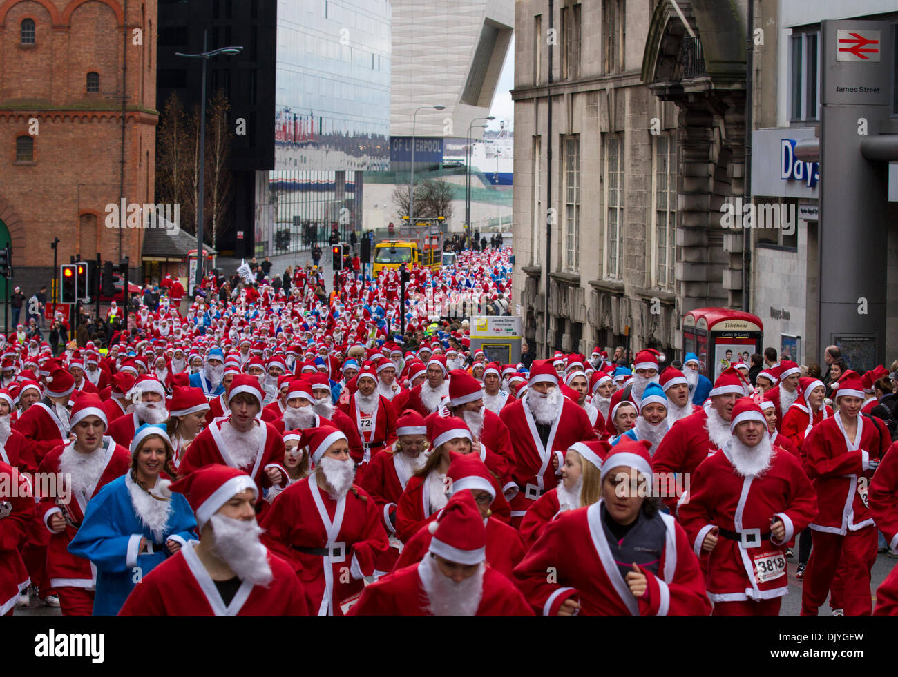 Liverpool, Merseyside, Regno Unito. Il 1 dicembre del 2013. Guide di scorrimento in James Street presso il Liverpool Santa Dash a partire dalla testa del molo e il tentativo di rompere il Guinness World Record per il "più grande Santa anni" che si erge a uno sfalsamento 13.000 e anche cercando di aumentare a più di ultimi anni totale di £ 5 milioni. Festive Fun Run è di sostenere il testo di ITV Santa appello di quest'anno per contribuire a raccogliere fondi per età UK, Anthony Nolan, Caregivers UK, Borse Marie Curie di ospitalità per la cura del cancro, insieme ad una vita breve e Whizz-Kidz. Credito: Mar fotografico/Alamy Live News Foto Stock