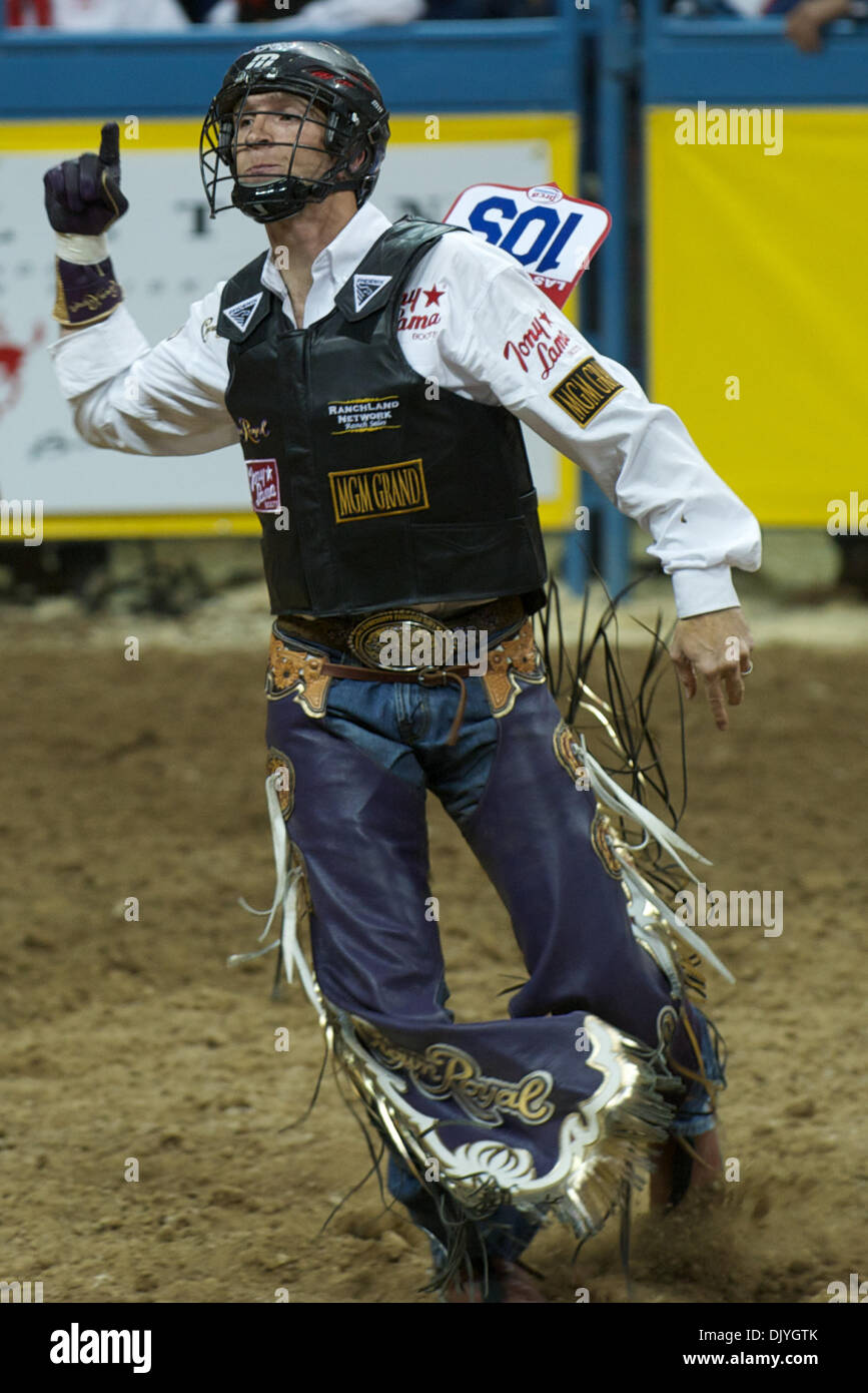 Dicembre 2, 2010 - Las Vegas, Nevada, Stati Uniti d'America - Bull rider J.W. Harris di Mullin, TX celebra dopo riding Hot Diggity Damn per un punteggio di 87,50 durante il primo go-round a 2010 Wrangler National Finals Rodeo al Thomas & Mack Center. (Credito Immagine: © Matt Cohen/Southcreek globale/ZUMAPRESS.com) Foto Stock