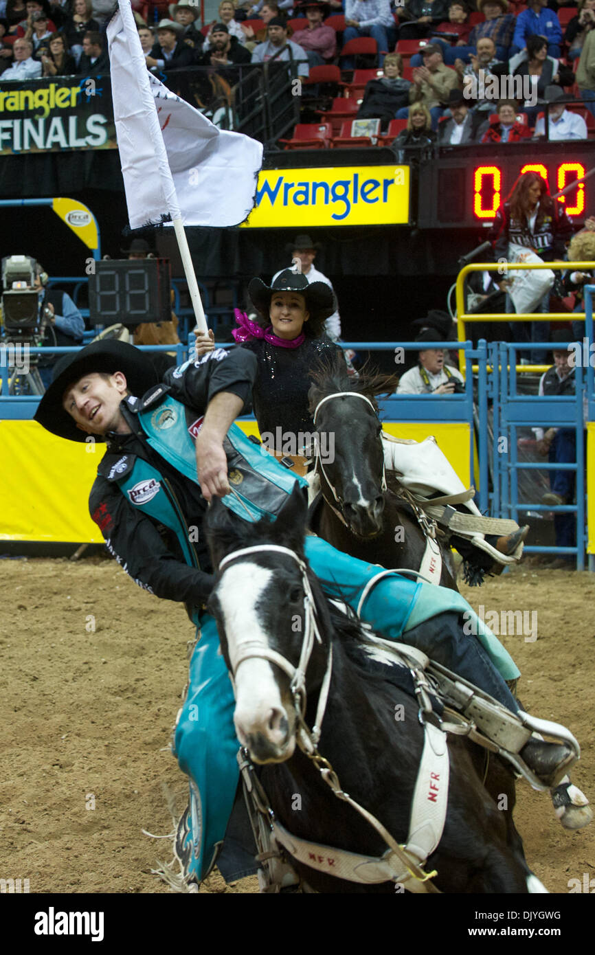 Dicembre 2, 2010 - Las Vegas, Nevada, Stati Uniti d'America - Bull rider D.J. Domangue di Houma, LA compie un giro di vittoria dopo aver vinto il toro di equitazione durante il primo go-round a 2010 Wrangler National Finals Rodeo al Thomas & Mack Center. (Credito Immagine: © Matt Cohen/Southcreek globale/ZUMAPRESS.com) Foto Stock