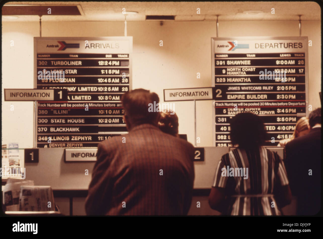 Questa fotografia mostra le informazioni e la biglietteria della Amtrak nella Union Station di Chicago, una delle più trafficate della rete Amtrak. La stazione funge da importante nodo di trasporto negli Stati Uniti. Foto Stock