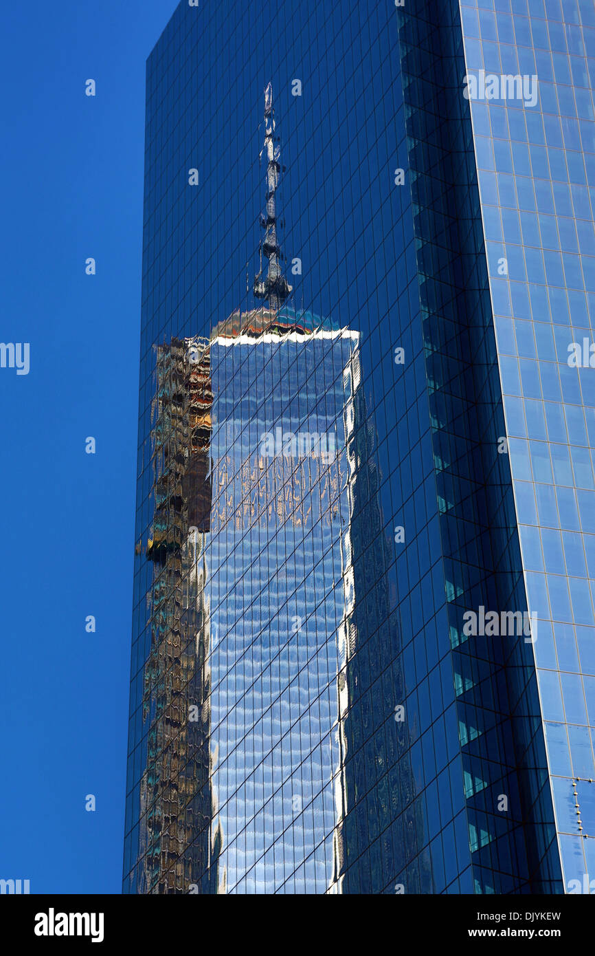 La riflessione di One World Trade Center ( 1 ) WTC Building, New York. America Foto Stock