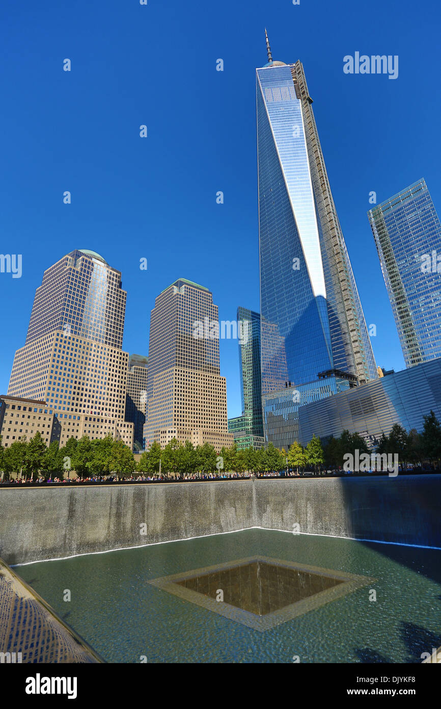 One World Trade Center ( 1 ) WTC building e il National September 11 Memorial per il 9/11 World Trade Center attack, New Yor Foto Stock