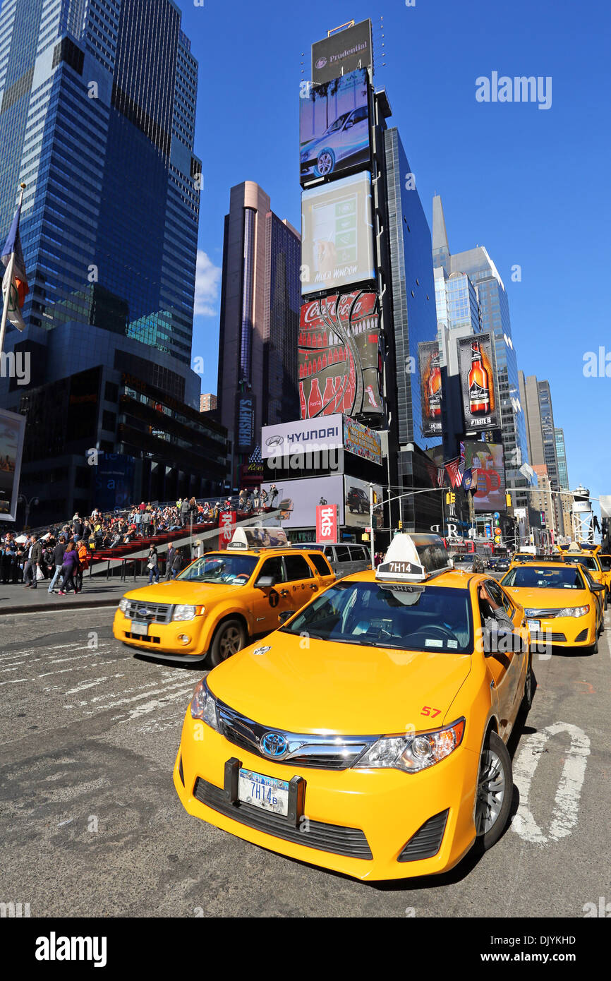 Giallo taxi a Times Square a New York. America Foto Stock