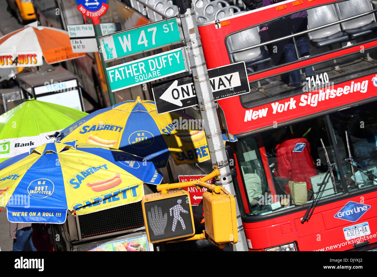 Strada trafficata scena con red autobus turistico, cartelli stradali, e fast food ombrelli di stallo , New York. America Foto Stock