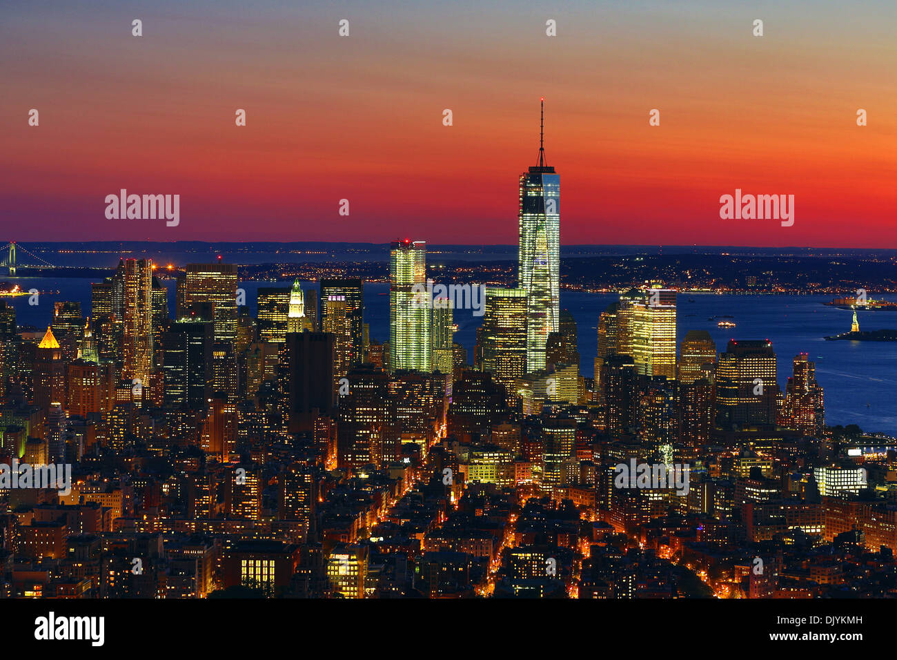 Generale vista aerea del New York Manhattan skyline della città al tramonto e One World Trade Center ( 1 WTC ), New York. America Foto Stock