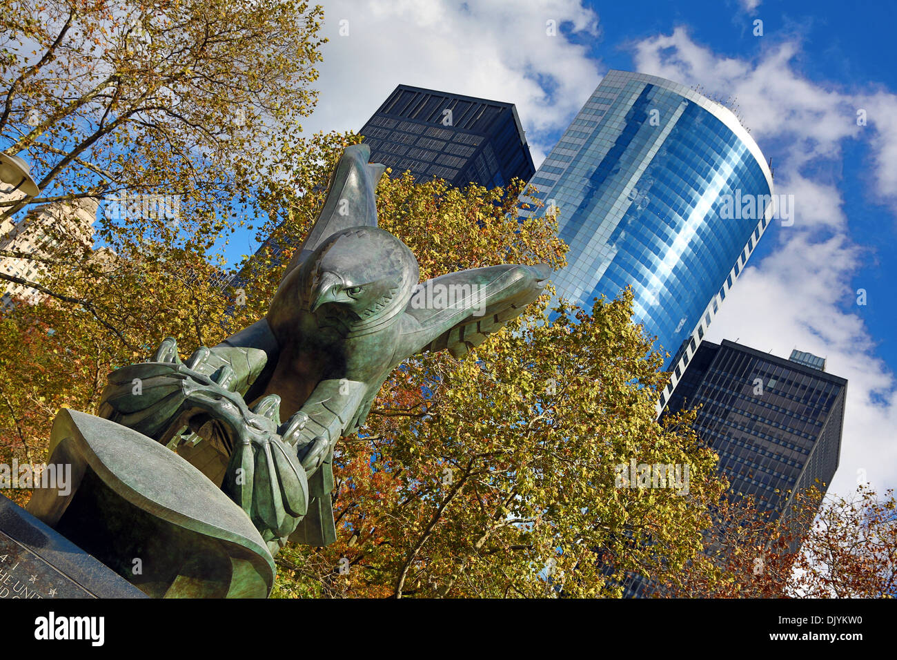 East Coast Memorial eagle statua in Battery Park, New York. America Foto Stock
