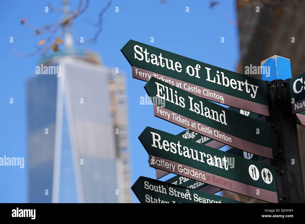 Indicazioni per la Statua della Libertà e Ellis Island con un centro commerciale ( 1 WTC ) in background, New York. America Foto Stock