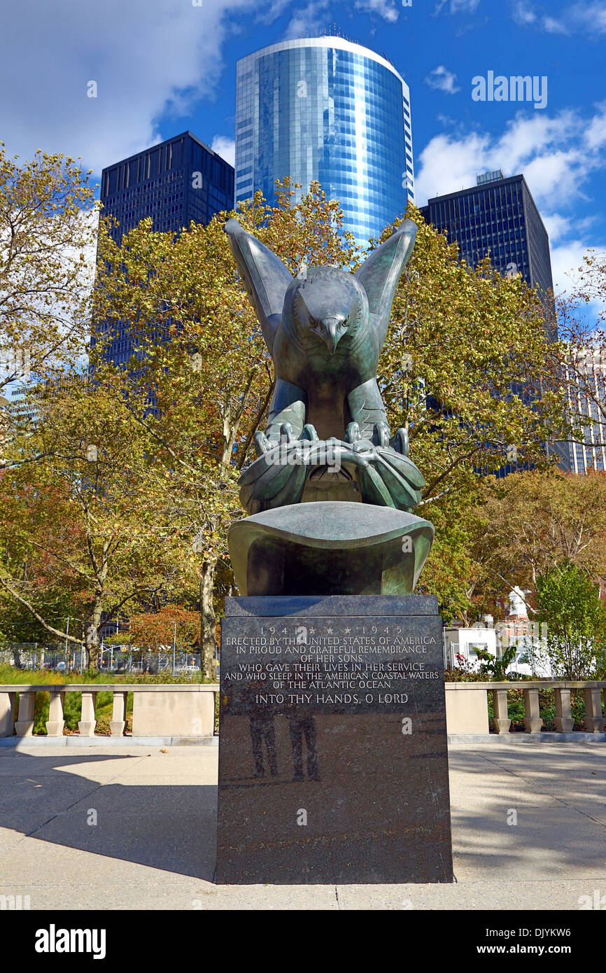 East Coast Memorial eagle statua in Battery Park, New York. America Foto Stock