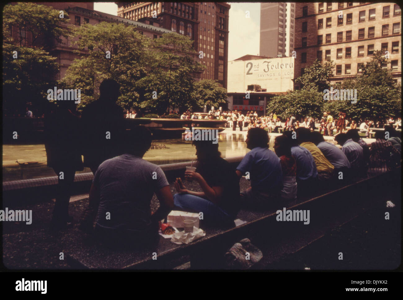 Durante l'ora di pranzo, una folla apprezza le attrazioni di Mellon Square nel centro di Pittsburgh. Il parco, ristrutturato per migliorare le sue strutture pubbliche, funge da popolare oasi urbana per i lavoratori e i residenti della città. Foto Stock