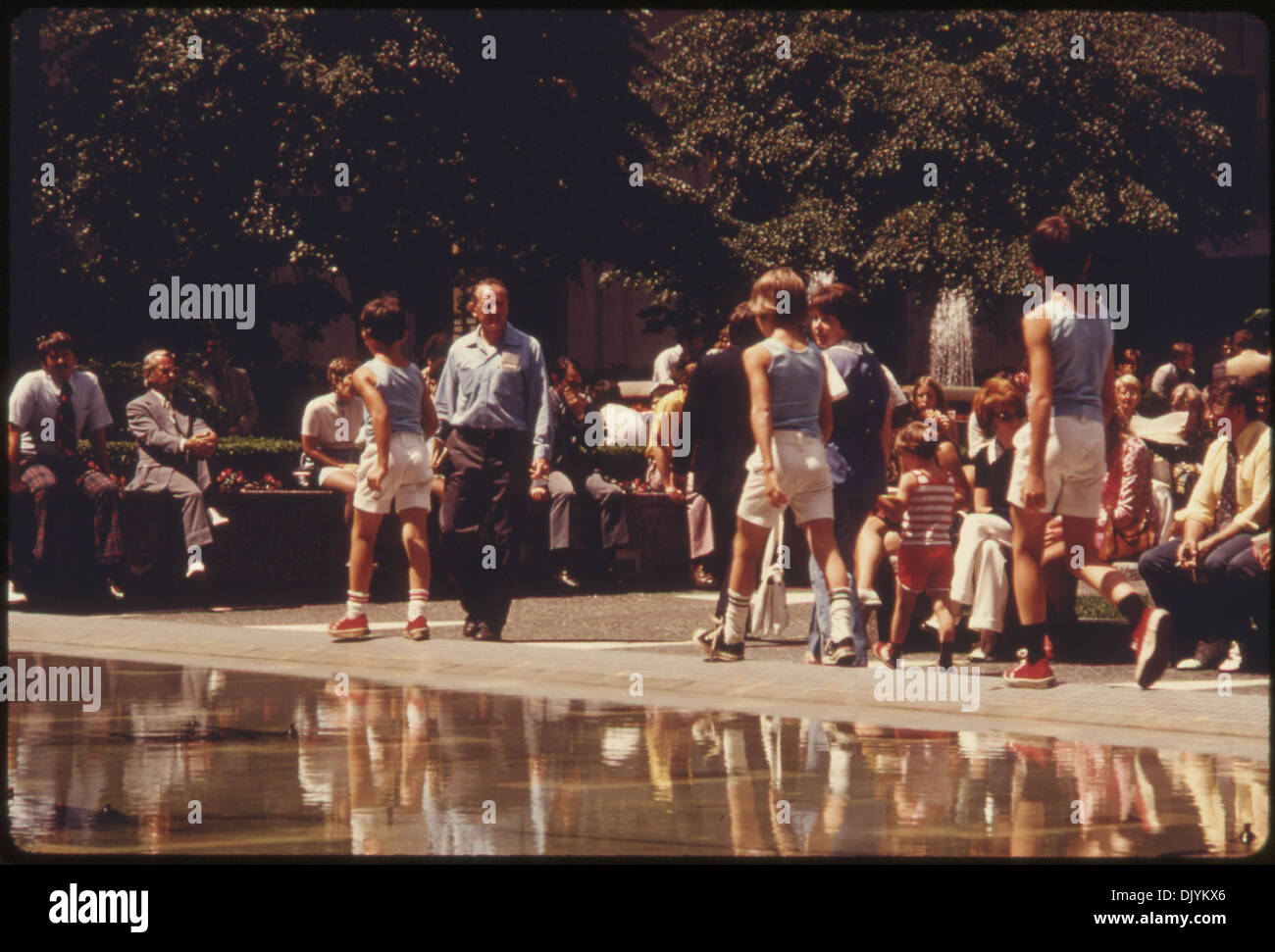 Una folla all'ora di pranzo si riunisce a Mellon Square, un parco urbano ristrutturato nel centro di Pittsburgh, Pennsylvania, che offre un rifugio tranquillo e attrazioni per gli abitanti della città. Foto Stock