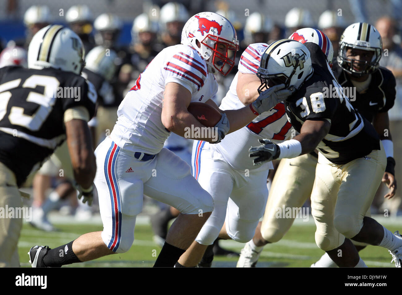 Il 4 dicembre, 2010 - Orlando, Florida, Stati Uniti d'America - .SMU Mustangs running back Zach linea (48) viene affrontato il mio UCF Cavalieri defensive back Woody Cadet (36) durante la conferenza USA campionati di calcio svoltasi a Bright House Networks Stadium in Orlando, Florida. UCF conduce 10-0 a tempo di emisaturazione. (Credito Immagine: © Don Montague/Southcreek globale/ZUMAPRESS.com) Foto Stock