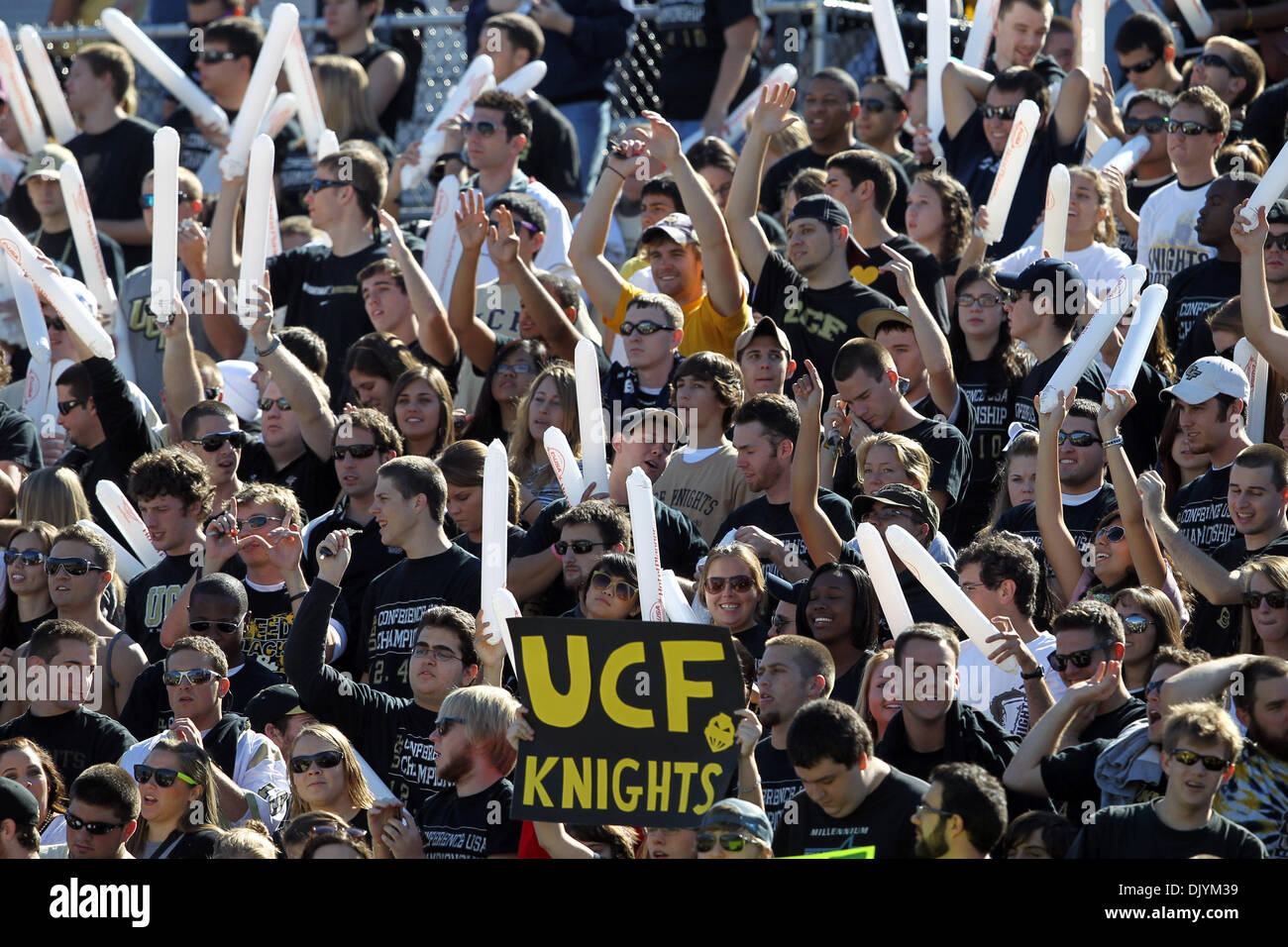 Il 4 dicembre, 2010 - Orlando, Florida, Stati Uniti d'America - Ventole UCF di celebrare durante la conferenza USA campionati di calcio svoltasi a Bright House Networks Stadium in Orlando, Florida. UCF sconfitto SMU 17-7. (Credito Immagine: © Don Montague/Southcreek globale/ZUMAPRESS.com) Foto Stock