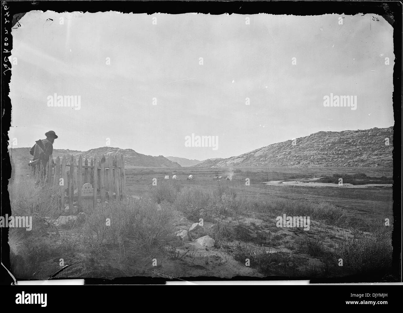 La fotografia cattura il fiume Sweetwater vicino ai tre incroci, mostrando il luogo di sepoltura di un soldato del 1862, un segno storico della guerra di secessione americana. Foto Stock