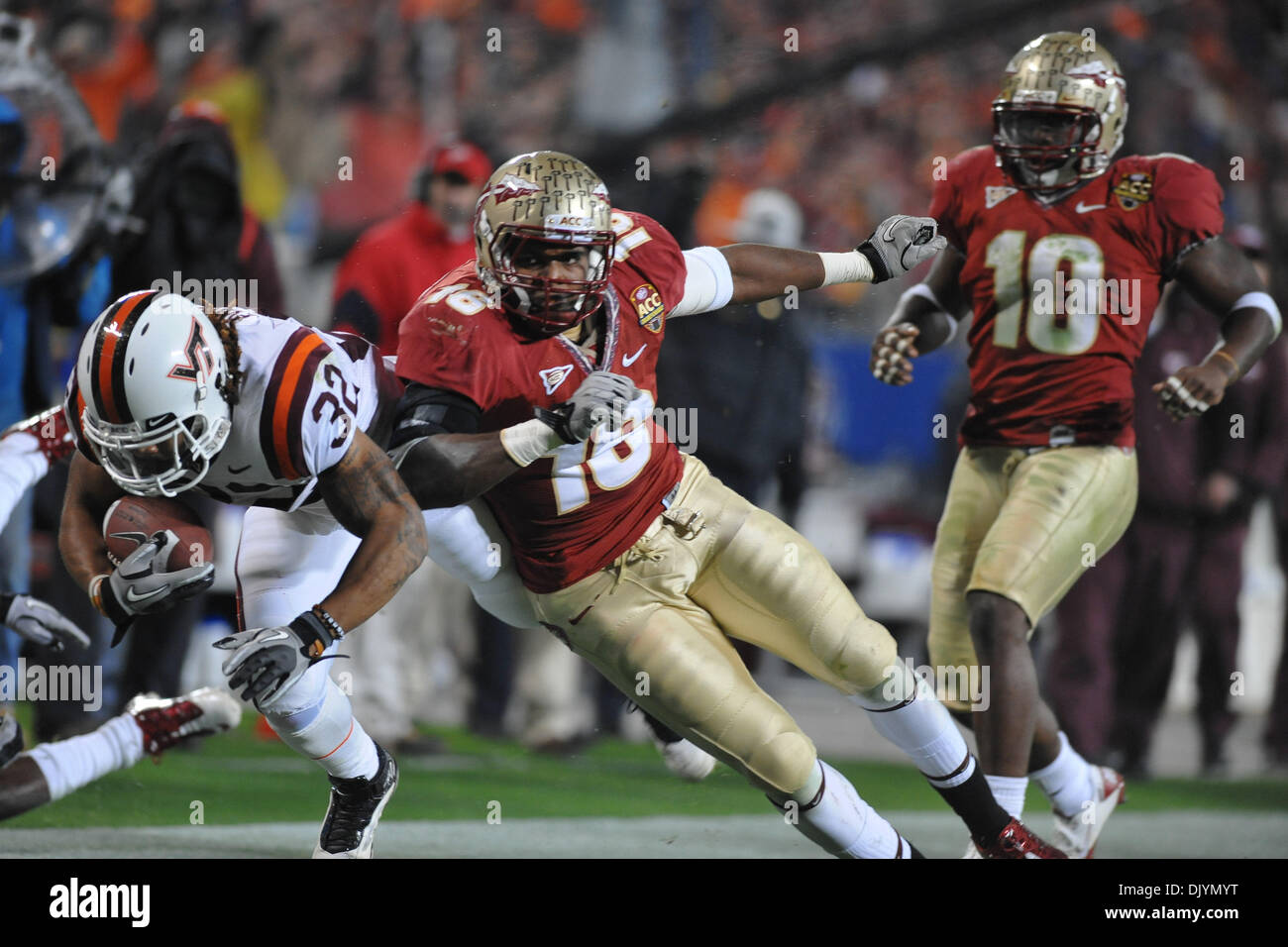 Il 4 dicembre, 2010 - Charlotte, North Carolina, Stati Uniti d'America - Virginia Tech Hokies running back Darren Evans (32) immersioni per yardage extra come la Florida State Seminoles linebacker Mister Alexander (16) fotte Evans fuori dai limiti. Virginia Tech Lead Florida State 14-10 nel primo trimestre a Bank of America Stadium a Charlotte nella Carolina del Nord. (Credito Immagine: © Anthony Barham/So Foto Stock