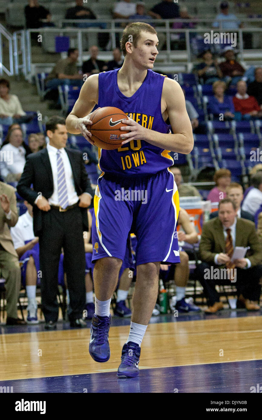 Il 4 dicembre, 2010 - Fort Worth, Texas, Stati Uniti d'America - Northern Iowa Panthers avanti Jake Koch #20 in azione contro la TCU cornuto rane. Northern Iowa conduce al tempo di emisaturazione, 28-26 a Amon G. Carter Stadium. (Credito Immagine: © Andrew Dieb/Southcreek globale/ZUMAPRESS.com) Foto Stock