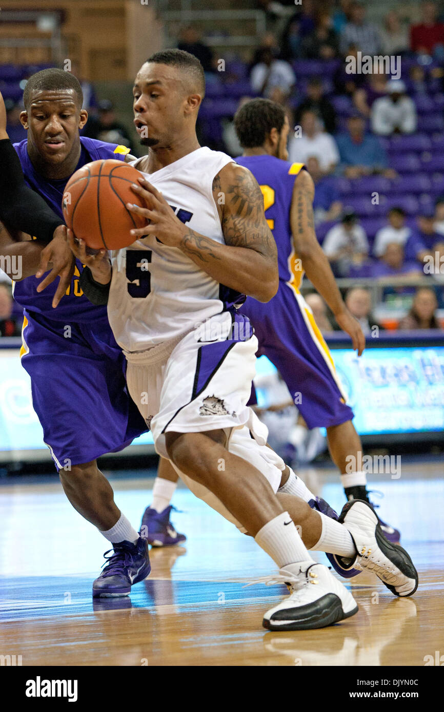 Il 4 dicembre, 2010 - Fort Worth, Texas, Stati Uniti d'America - TCU cornuto rane Guard Ronnie Moss #5 in azione contro la Northern Iowa Panthers. Northern Iowa conduce al tempo di emisaturazione, 28-26 a Amon G. Carter Stadium. (Credito Immagine: © Andrew Dieb/Southcreek globale/ZUMAPRESS.com) Foto Stock