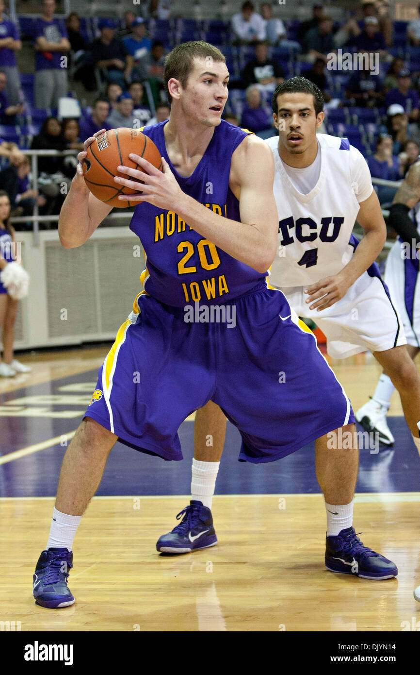 Il 4 dicembre, 2010 - Fort Worth, Texas, Stati Uniti d'America - Northern Iowa Panthers avanti Jake Koch #20 in azione contro la TCU cornuto rane. Northern Iowa sconfigge TCU 64-60 a Amon G. Carter Stadium. (Credito Immagine: © Andrew Dieb/Southcreek globale/ZUMAPRESS.com) Foto Stock