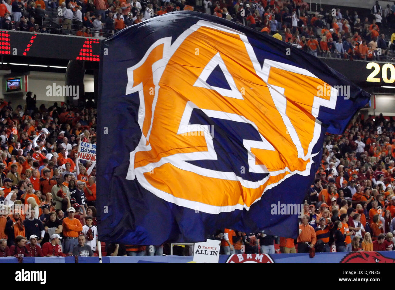 Il 4 dicembre, 2010 - Atlanta, Al, Stati Uniti d'America - la bandiera di Auburn ha avuto un sacco di lavoro durante il campionato SEC partita di calcio tra Carolina del Sud e Auburn. Auburn sconfitto Carolina del Sud 56-17, presso il Georgia Dome, per diventare il SEC Champions. (Credito Immagine: © Jason Clark/Southcreek globale/ZUMAPRESS.com) Foto Stock