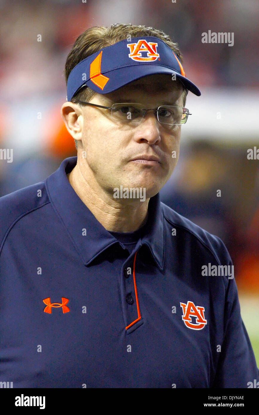 Il 4 dicembre, 2010 - Atlanta, Al, Stati Uniti d'America - Auburn coordinatore offensivo Gus Malzahn prima del SEC Campionato partita di calcio tra Carolina del Sud e Auburn. Auburn sconfitto Carolina del Sud 56-17, presso il Georgia Dome, per diventare il SEC Champions. (Credito Immagine: © Jason Clark/Southcreek globale/ZUMAPRESS.com) Foto Stock