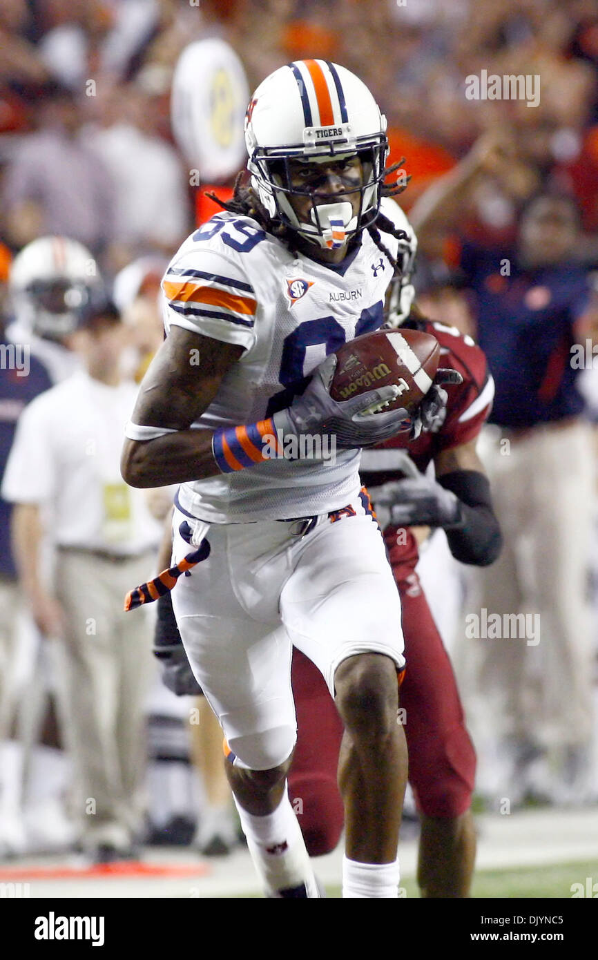 Il 4 dicembre, 2010 - Atlanta, Al, Stati Uniti d'America - Auburn Tigers wide receiver Darvin Adams (89) tira in un touchdown da Quarterback Cam Newton durante il campionato SEC partita di calcio tra Carolina del Sud e Auburn. Auburn sconfitto Carolina del Sud 56-17, presso il Georgia Dome, per diventare il SEC Champions. (Credito Immagine: © Jason Clark/Southcreek globale/ZUMAPRESS.com) Foto Stock