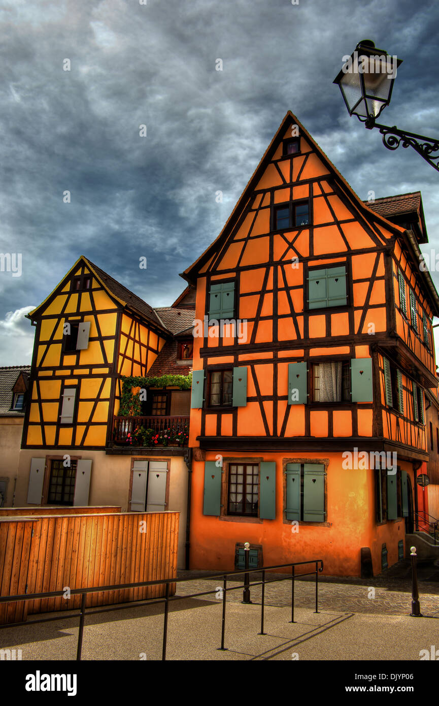 Il giallo e il telaio arancione casa in Colmar (Francia), HDR-tecnica Foto Stock