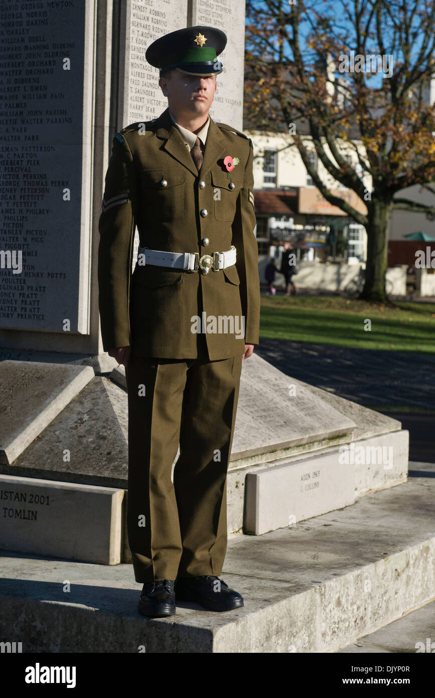 Modello rilasciato immagine di un esercito Cadet in servizio durante il servizio del ricordo a Hemel Hempstead. Foto Stock