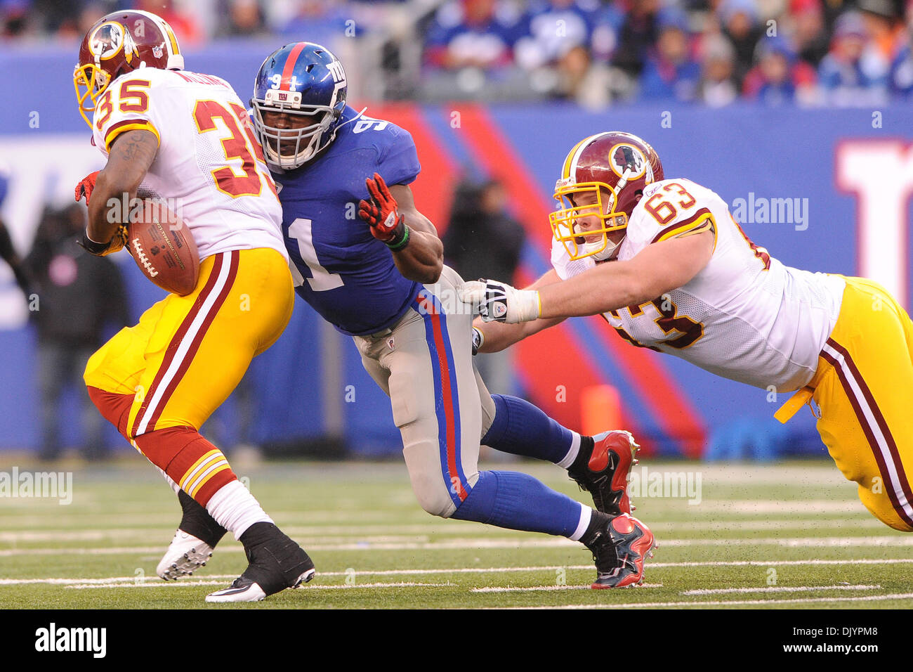 New York Giants difensivo fine Justin Tuck (91) forze di un fumble di distanza da Washington Redskins running back Keiland Williams (35) dopo una schermata passare durante la seconda metà settimana 13 NFL azione tra New York Giants e Washington Redskins al nuovo Meadowlands Stadium di East Rutherford, N.J. I Giganti sconfitti alle pellerosse 31-7. (Credito Immagine: © sarà Schneekloth/Southcreek globale/ZUM Foto Stock