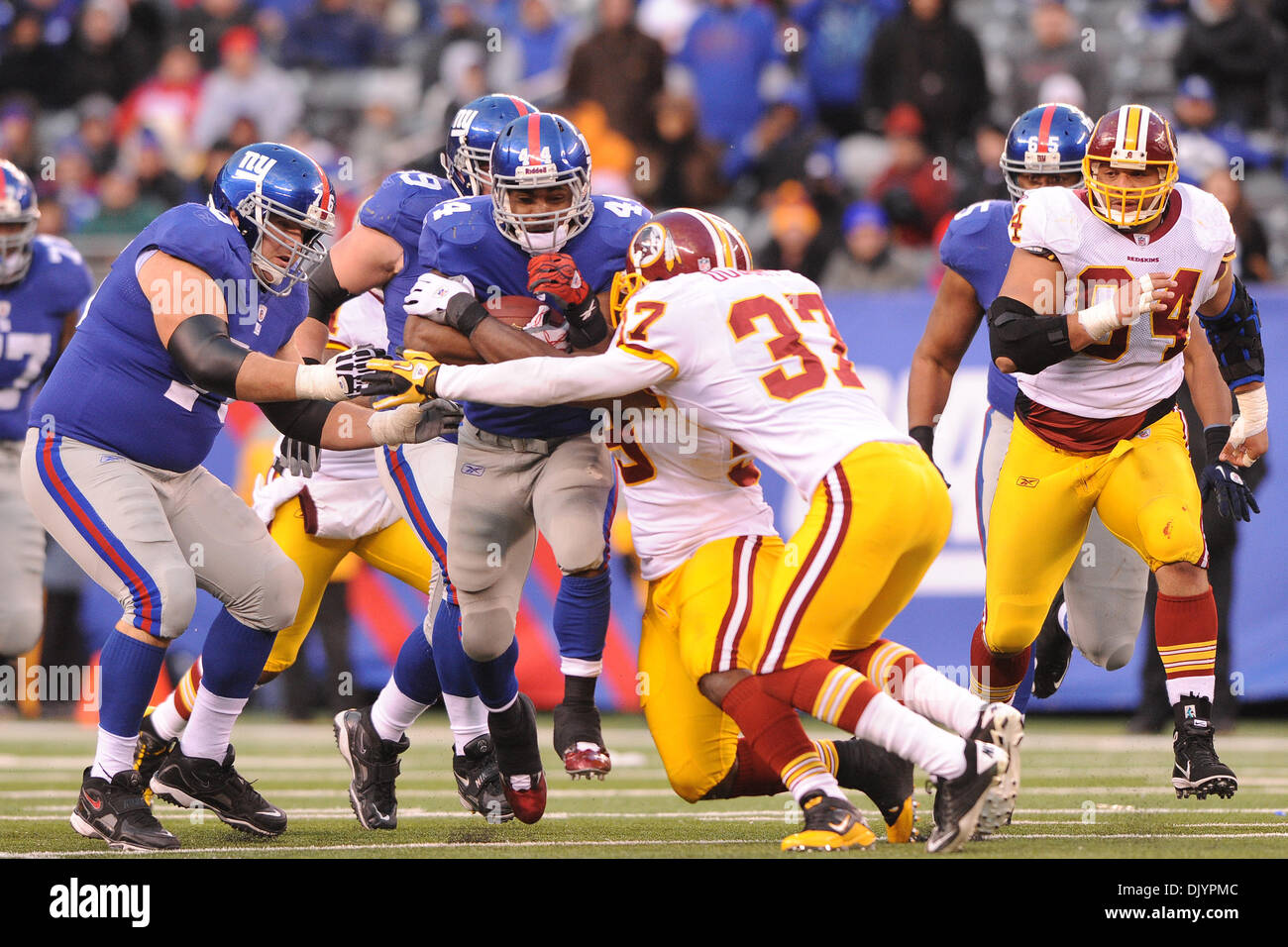 New York Giants running back Ahmad Bradshaw (44) è avvolto da Washington Redskins sicurezza Doughty Reed (37) e di Washington Redskins linebacker London Fletcher (59) durante la seconda metà settimana 13 NFL azione tra New York Giants e Washington Redskins al nuovo Meadowlands Stadium di East Rutherford, N.J. I Giganti sconfitti alle pellerosse 31-7. (Credito Immagine: © sarà Schneekloth/So Foto Stock