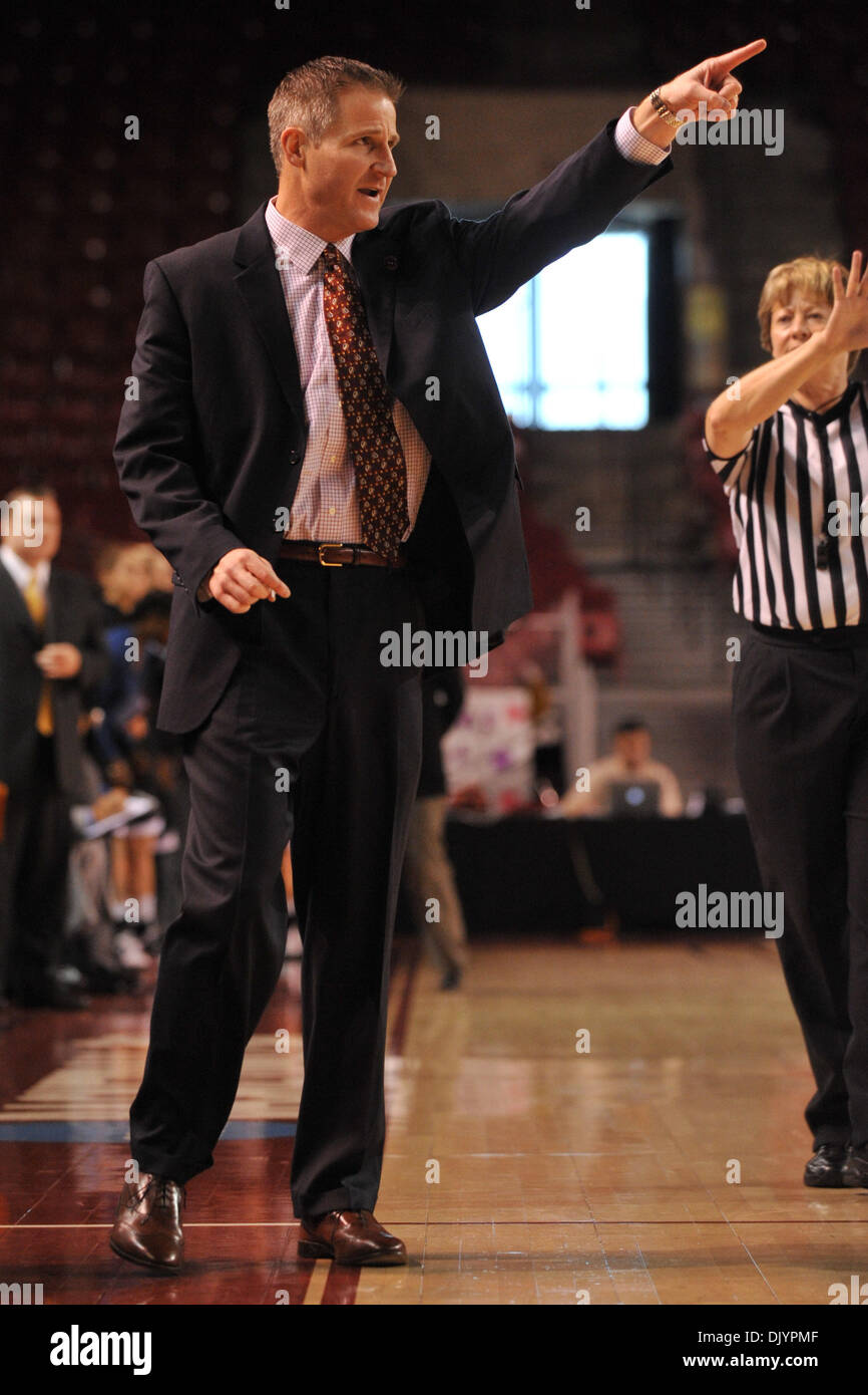 Dicembre 5, 2010 - Denver, Colorado, Stati Uniti d'America - Denver head coach Erik Johnson fornisce le assegnazioni difensiva nella prima metà. I pionieri di Denver portano la #23 Vanderbilt Commodores da parte di un cliente di 29-28 a metà in corrispondenza Magness Arena. (Credito Immagine: © Andrew Fielding/Southcreek globale/ZUMAPRESS.com) Foto Stock
