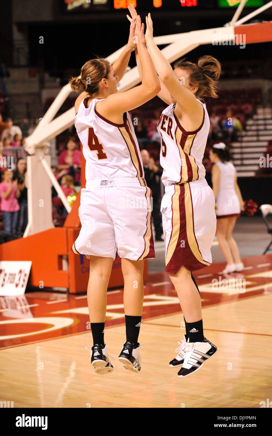 Dicembre 5, 2010 - Denver, Colorado, Stati Uniti d'America - Denver giocatori Quincey Noonan (4) e Britteni riso (5) jump up come essi vengono introdotti prima del gioco. Il Denver pionieri hanno battuto fuori la #23 Vanderbilt Commodores da parte di un cliente di 70-65 a metà in corrispondenza Magness Arena. (Credito Immagine: © Andrew Fielding/Southcreek globale/ZUMAPRESS.com) Foto Stock