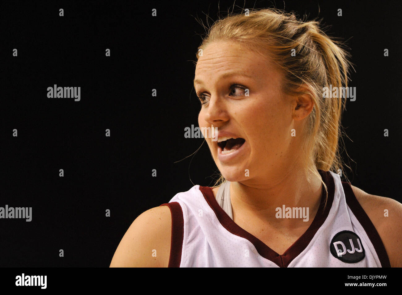 Dicembre 5, 2010 - Denver, Colorado, Stati Uniti d'America - Denver's Abbey Leichliter (44) grida al banco durante il gioco. Il Denver pionieri hanno battuto fuori la #23 Vanderbilt Commodores da parte di un cliente di 70-65 a metà in corrispondenza Magness Arena. (Credito Immagine: © Andrew Fielding/Southcreek globale/ZUMAPRESS.com) Foto Stock