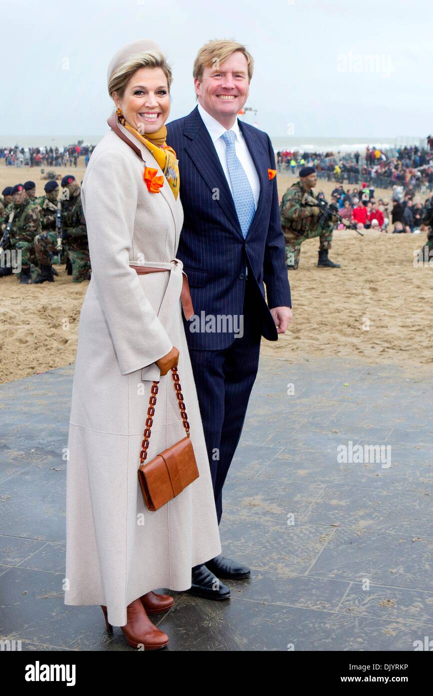 Scheveningen, Paesi Bassi. 30 Novembre, 2013. Willem-Alexander re e regina Maxima dei Paesi Bassi assistere alla storica mostra di atterraggio del principe Willem Frederik (più tardi Re Guglielmo I) nel 1813 presso la spiaggia di Scheveningen, Paesi Bassi, 30 novembre 2013. 30 novembre inizia la celebrazione del 200 anni il Regno dei Paesi Bassi. Foto: Patrick van Katwijk/dpa/Alamy Live News Foto Stock