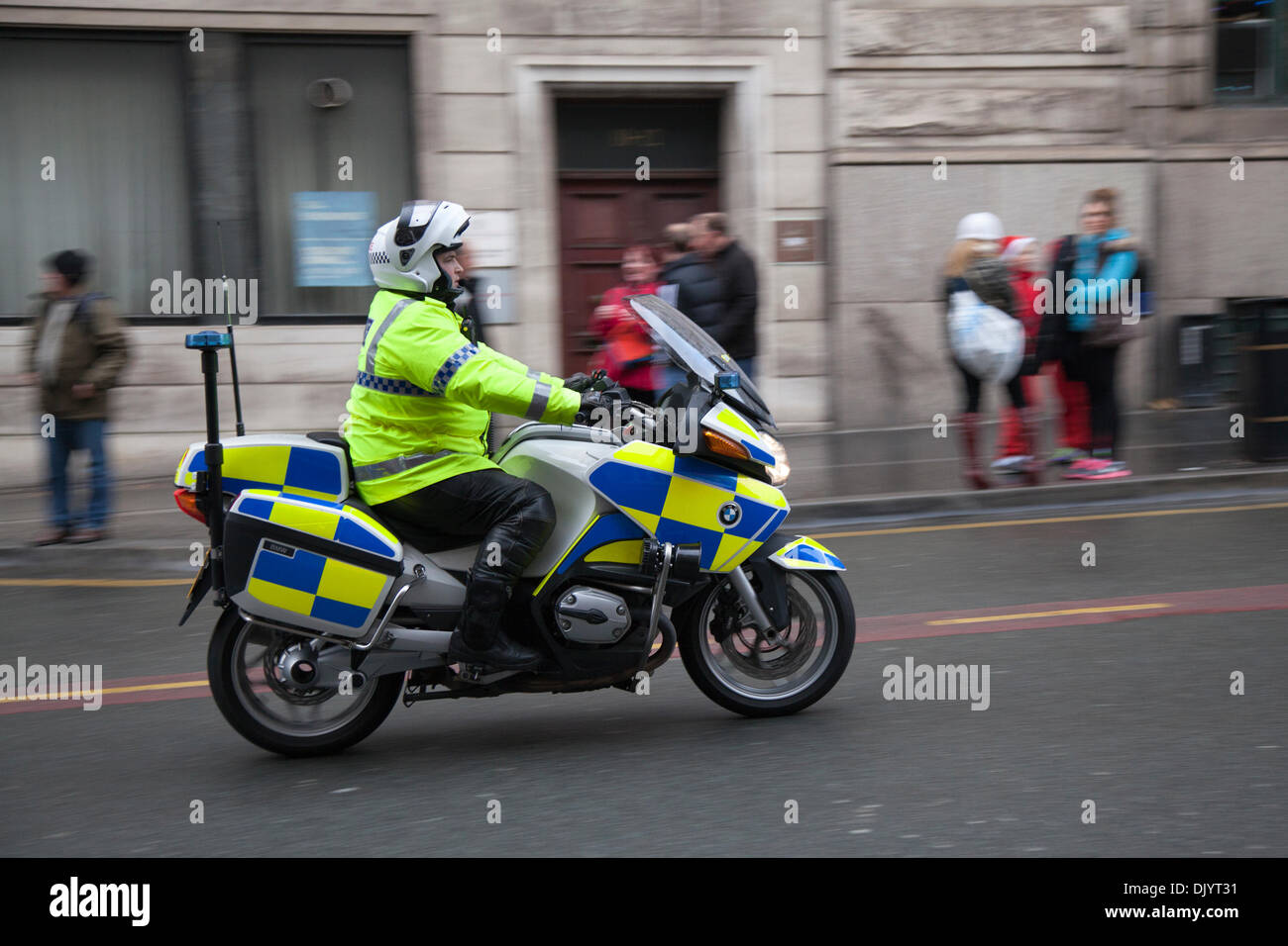 Motociclisti di polizia in Liverpool, Merseyside, Regno Unito il 1 dicembre del 2013. Polizia della Liverpool Santa Dash a partire dalla testa del molo e il tentativo di rompere il Guinness World Record per il "più grande Santa anni" che si erge a uno sfalsamento 13.000 e anche cercando di aumentare di più rispetto allo scorso anno il totale di £ 5 milioni. Festive Fun Run è di sostenere il testo di ITV Santa appello di quest'anno per contribuire a raccogliere fondi per età UK, Anthony Nolan, Caregivers UK, Borse Marie Curie di ospitalità per la cura del cancro, insieme ad una vita breve e Whizz-Kidz. Foto Stock