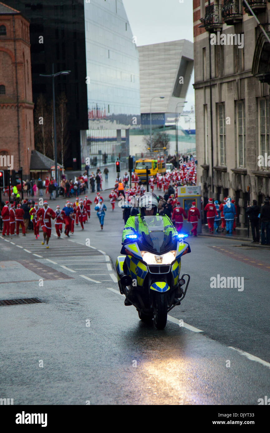 Motociclisti di polizia in Liverpool, Merseyside, Regno Unito il 1 dicembre del 2013. Polizia della Liverpool Santa Dash a partire dalla testa del molo e il tentativo di rompere il Guinness World Record per il "più grande Santa anni" che si erge a uno sfalsamento 13.000 e anche cercando di aumentare di più rispetto allo scorso anno il totale di £ 5 milioni. Festive Fun Run è di sostenere il testo di ITV Santa appello di quest'anno per contribuire a raccogliere fondi per età UK, Anthony Nolan, Caregivers UK, Borse Marie Curie di ospitalità per la cura del cancro, insieme ad una vita breve e Whizz-Kidz. Foto Stock