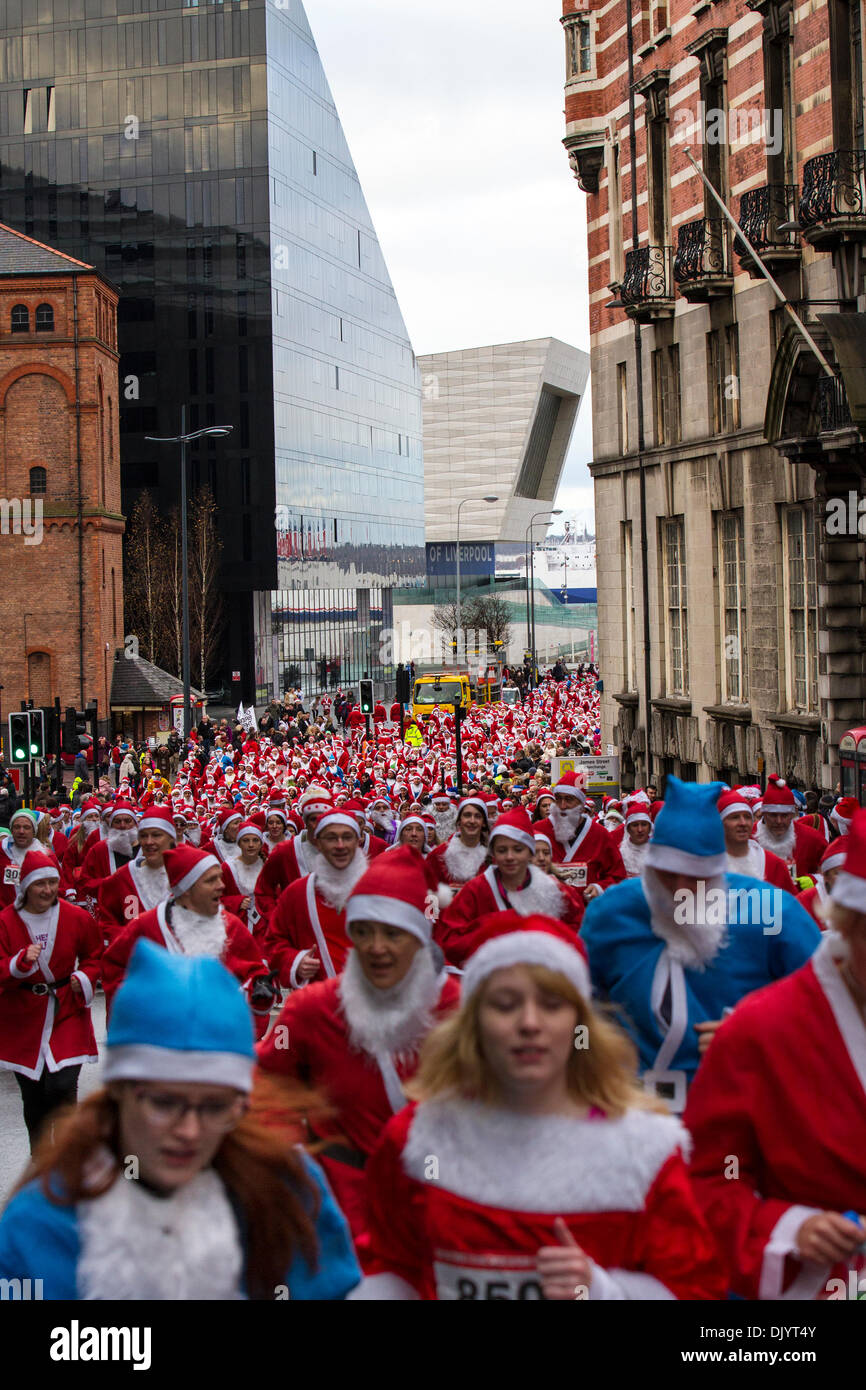 Liverpool, Merseyside, Regno Unito il 1 dicembre del 2013. Guide di scorrimento a Liverpool Santa Dash a partire dalla testa del molo e il tentativo di rompere il Guinness World Record per il "più grande Santa anni" che si erge a uno sfalsamento 13.000 e anche cercando di aumentare a più di ultimi anni totale di £ 5 milioni. Festive Fun Run è di sostenere il testo di ITV Santa appello di quest'anno per contribuire a raccogliere fondi per età UK, Anthony Nolan, Caregivers UK, Borse Marie Curie di ospitalità per la cura del cancro, insieme ad una vita breve e Whizz-Kidz. Credito: Mar fotografico/Alamy Live News Foto Stock