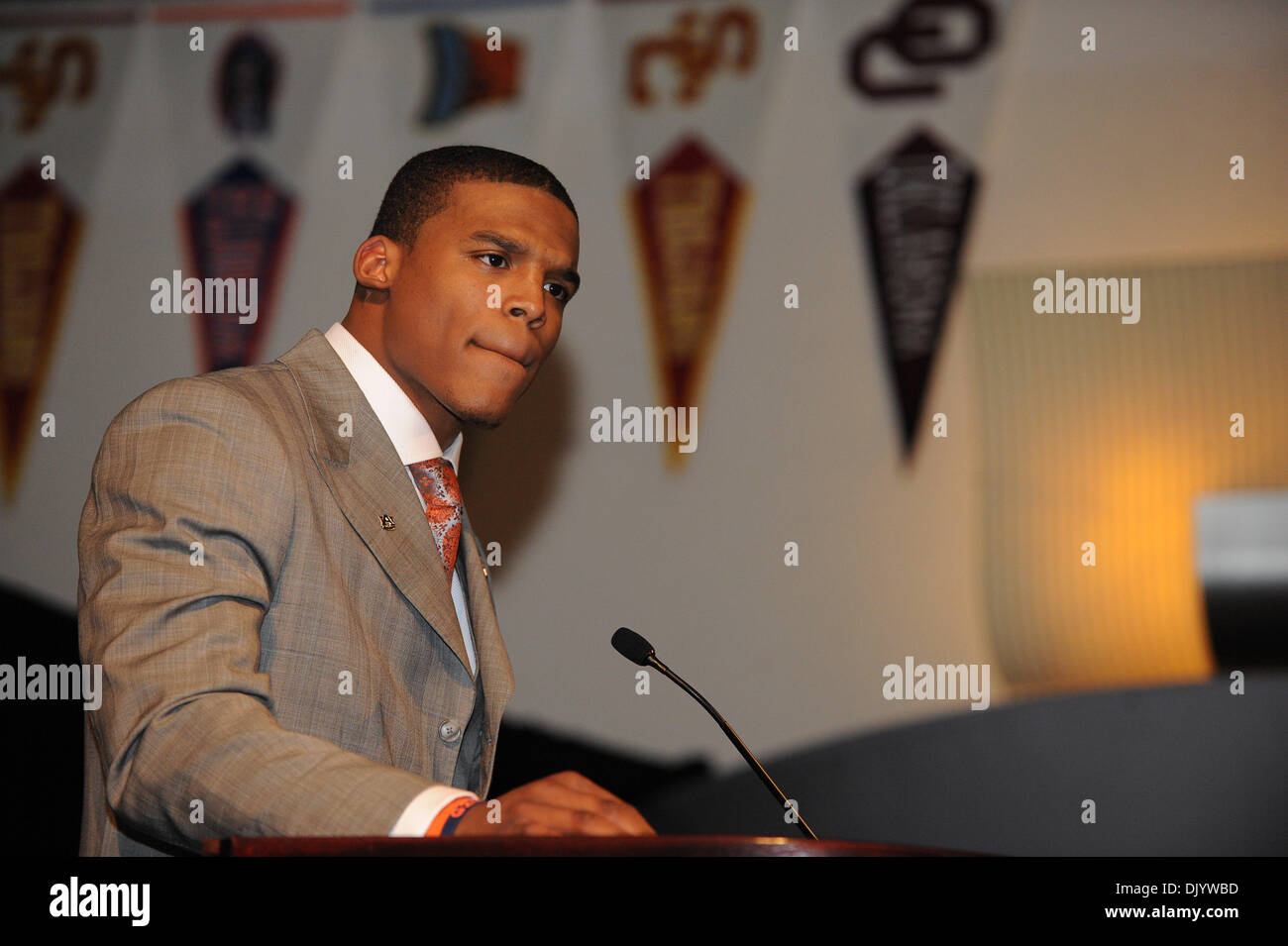 Dic. 11, 2010 - New York New York, Stati Uniti d'America - Heisman vincitore del Trofeo Auburn Tigers quarterback Cam Newton indirizzi media durante la conferenza stampa dopo la presentazione del Heisman Memorial Trophy. (Credito Immagine: © sarà Schneekloth/Southcreek globale/ZUMAPRESS.com) Foto Stock