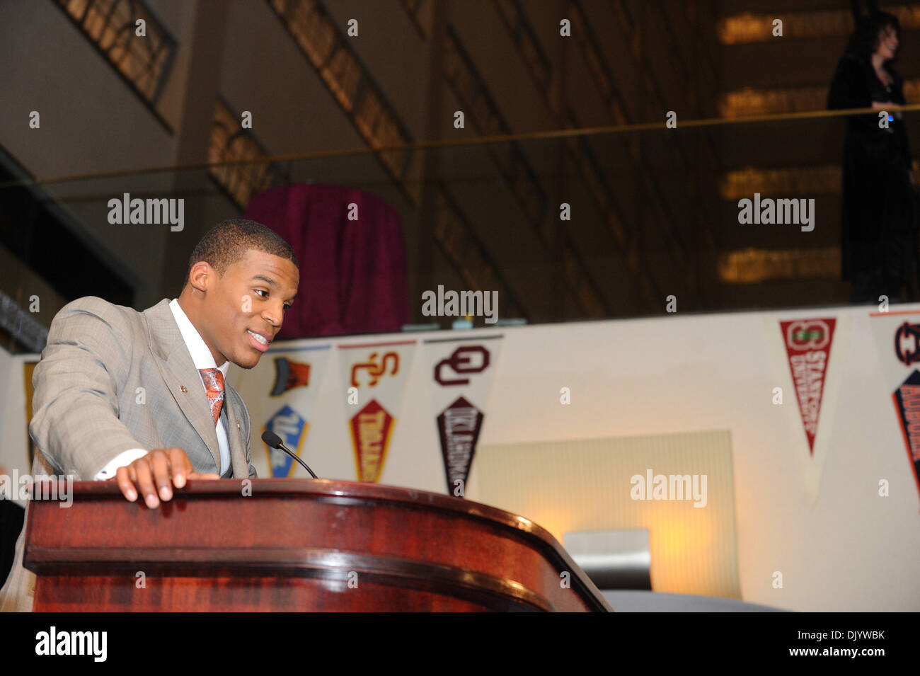 Dic. 11, 2010 - New York New York, Stati Uniti d'America - Heisman vincitore del Trofeo Auburn Tigers quarterback Cam Newton indirizzi media durante la conferenza stampa dopo la presentazione del Heisman Memorial Trophy. (Credito Immagine: © sarà Schneekloth/Southcreek globale/ZUMAPRESS.com) Foto Stock