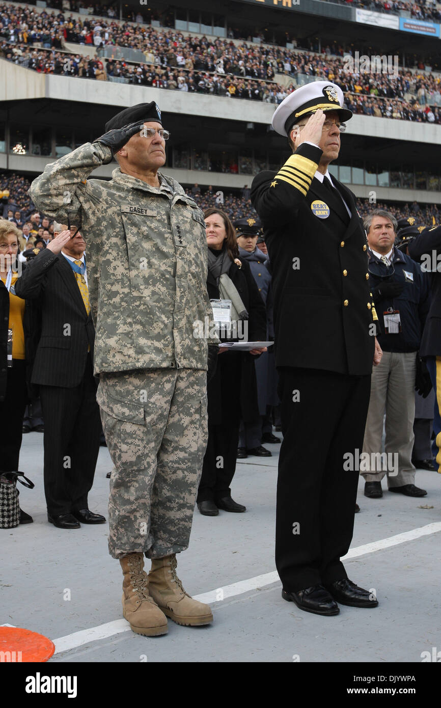 Dic. 11, 2010 - Philadelphia, Pennsylvania, Stati Uniti d'America - 11 dicembre 2010: Esercito cavalieri neri capo del personale gen. George W. Casey Jr e l'ammiraglio Mike Mullen prima dell'azione a 111Riunione del l'Accademia Militare degli Stati Uniti e l'Accademia Navale degli Stati Uniti a Lincoln Financial Field di Philadelphia, Pennsylvania. (Credito Immagine: © Alex Cena/Southcreek G Foto Stock