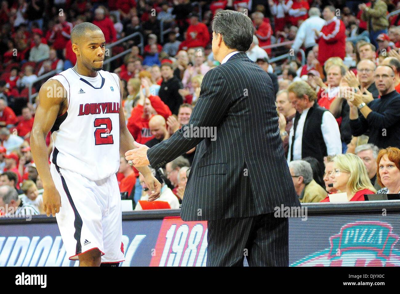 Dic. 11, 2010 - Louisville, Kentucky, Stati Uniti d'America - Louisville Cardinali guard Preston Knowles (2) è congratulato da Louisville Cardinali head coach Rick Pitino. Louisville Cardinali sconfitto UNLV ribelli 77 - 69 al KFC Yum Center di Louisville, Kentucky. (Credito Immagine: © Scott Davis/Southcreek globale/ZUMAPRESS.com) Foto Stock