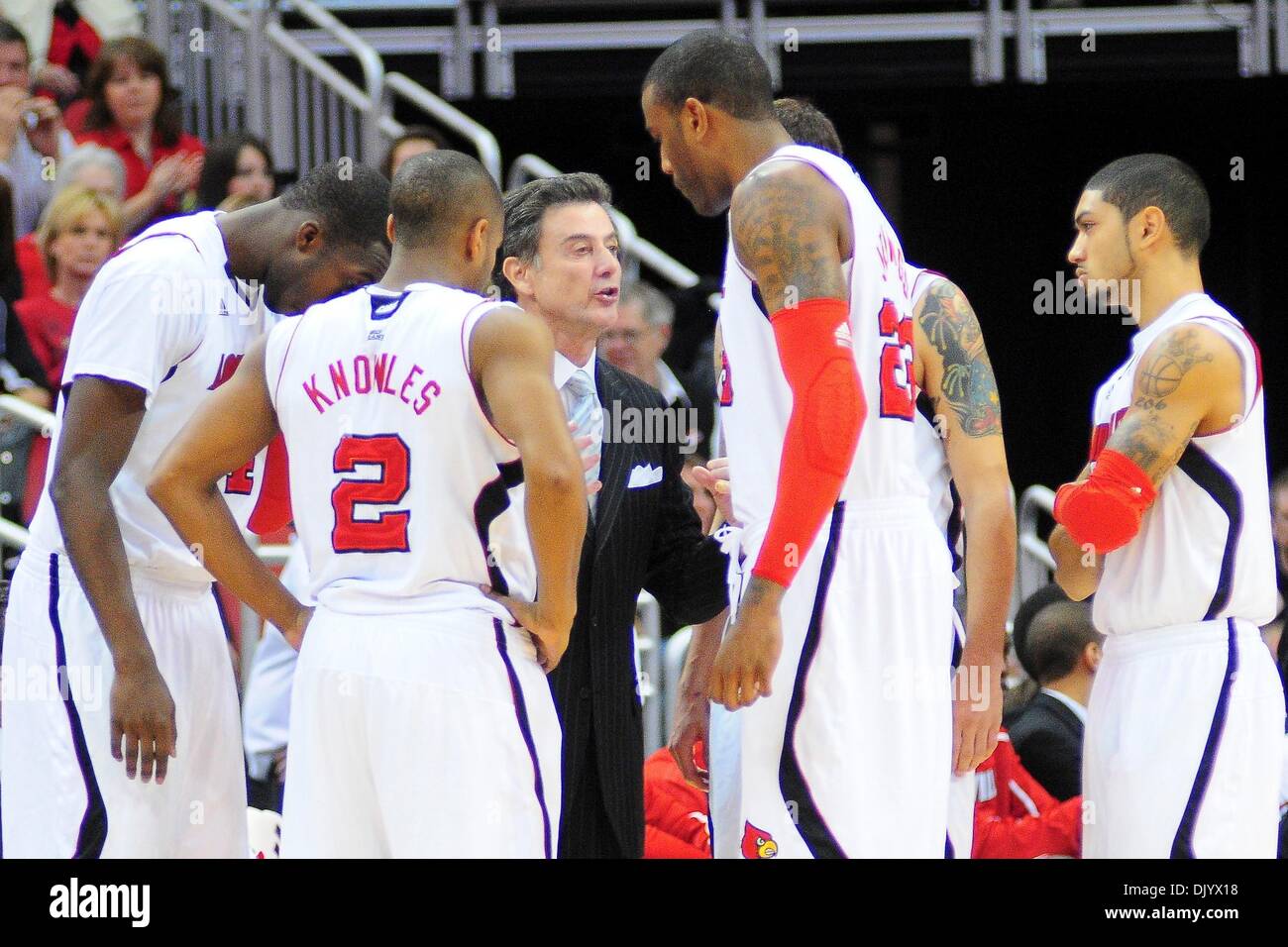 Dic. 11, 2010 - Louisville, Kentucky, Stati Uniti d'America - Louisville Cardinali head coach Rick Pitino va oltre le istruzioni con il team di Louisville Cardinali. Louisville Cardinali sconfitto UNLV ribelli 77 - 69 al KFC Yum Center di Louisville, Kentucky. (Credito Immagine: © Scott Davis/Southcreek globale/ZUMAPRESS.com) Foto Stock