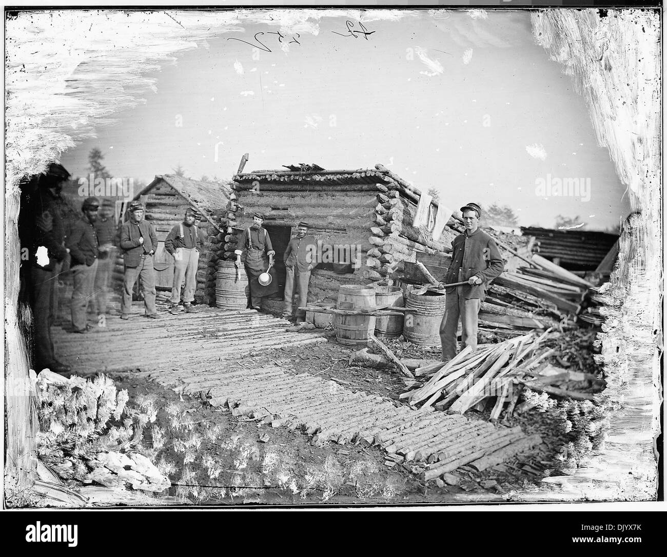 Una scena di campo raffigura una cucina aziendale, evidenziando il ruolo essenziale della preparazione e distribuzione del cibo nelle operazioni militari o sul campo. Foto Stock