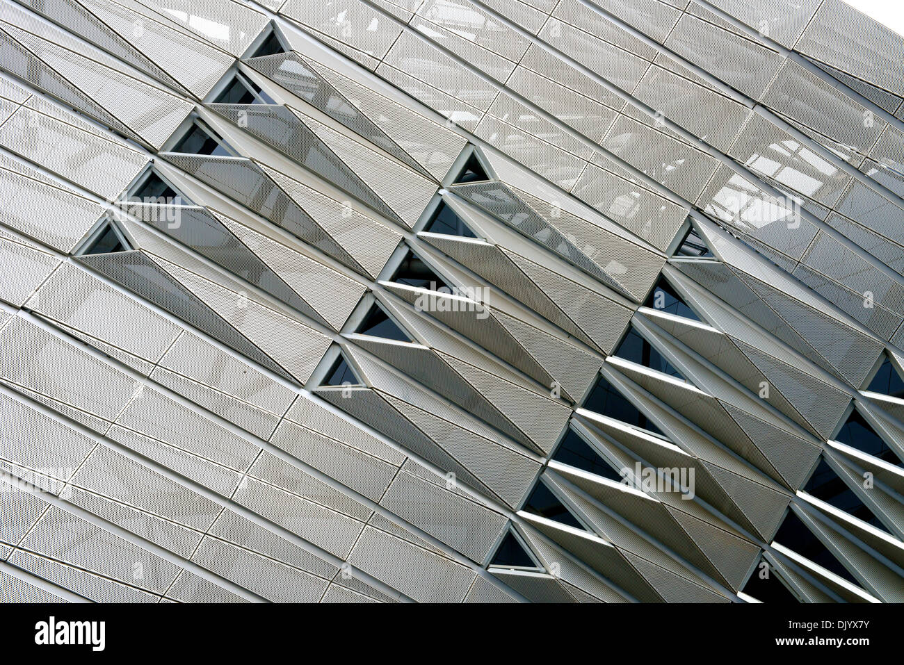 Moderno edificio futuristico a Dalian Cina Foto Stock