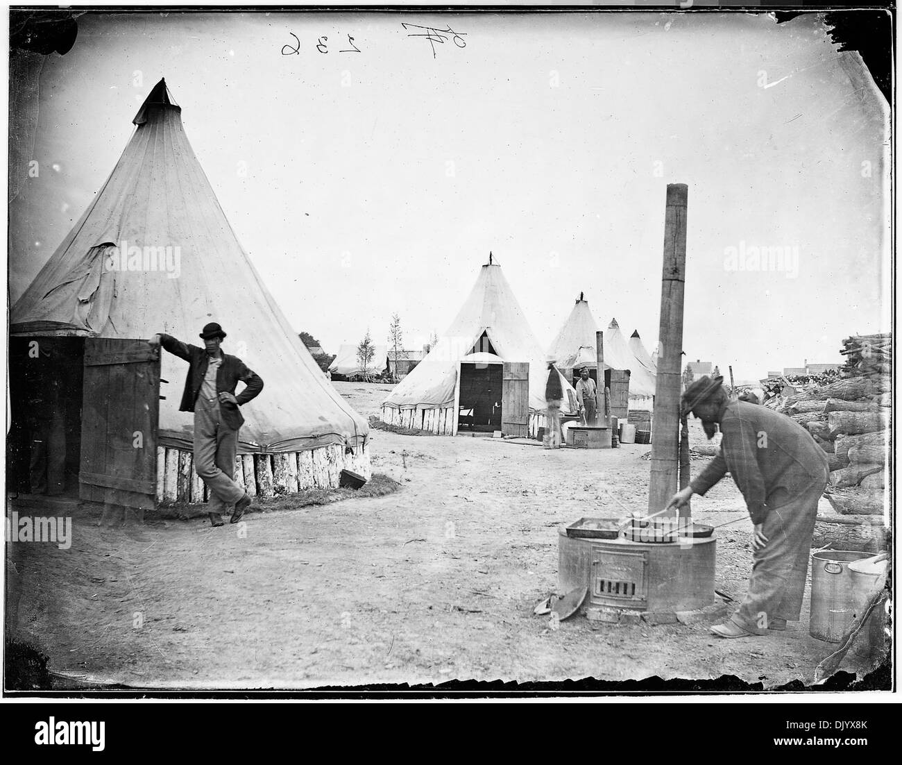 Una scena del campo che raffigura cuochi al lavoro, preparano i pasti per il campo, evidenziando il ruolo della preparazione del cibo nel sostenere la vita del campo durante le operazioni militari o di lavoro storiche. Foto Stock