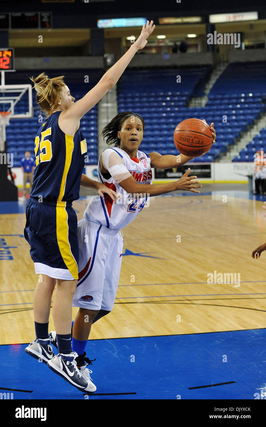 Dic. 11, 2010 - Lowell, Massachusetts, Stati Uniti d'America - La vacanza Hoop Slam segna il 1st-mai UMass Lowell e guerrieri donne gioco di basket per essere giocato al centro Tsongas. Come il gioco si è trasformato in un fienile bruciatore con i guerrieri del Riverhawks tirato fuori con la vittoria 66-60. Riverhawks (F) Sha'nay Bushner (#24) thread l'ago. su guerrieri (F) Kelly Schatzlein Foto Stock